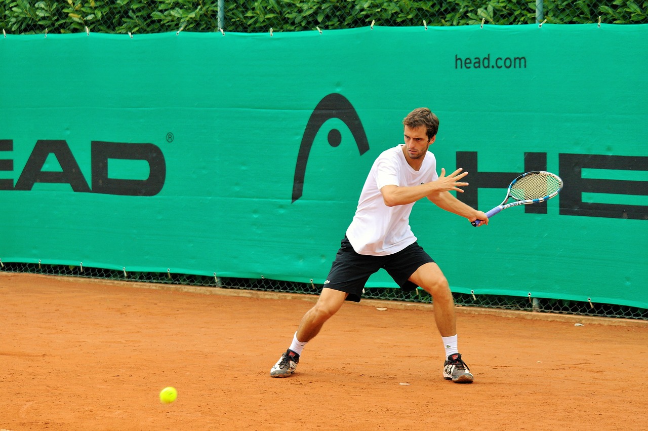 Imagen de un hombre practicando tenis