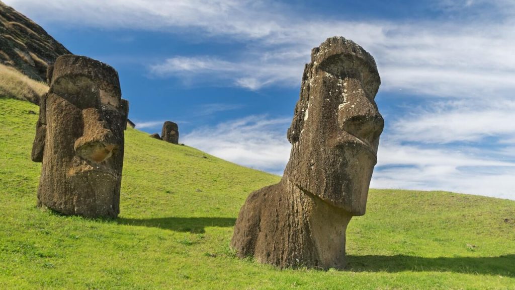 Imagen de la Isla de Pascua, conocida por sus misteriosas estatuas moai, sus paisajes escénicos y su rico patrimonio cultural.