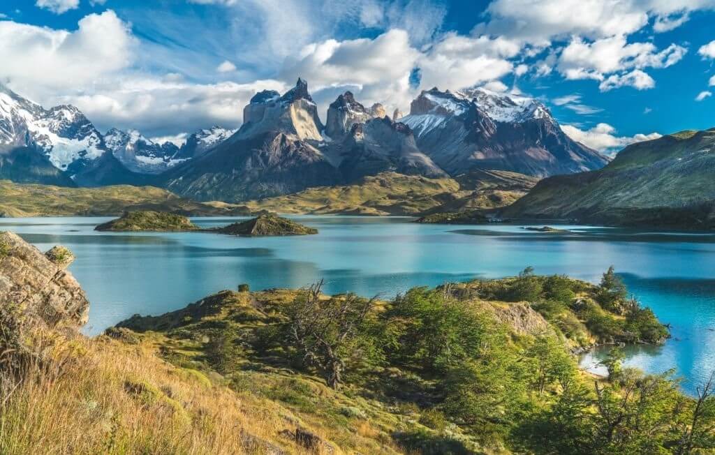 Imagen del Parque Nacional Torres del Paine, que muestra sus majestuosas montañas, lagos prístinos y flora vibrante.